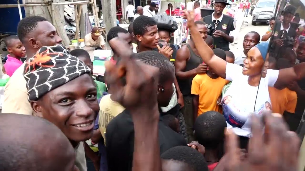 Старший пастор Джонмарк Игосоту провел миссионерскую акцию по распространению продуктов питания, ...