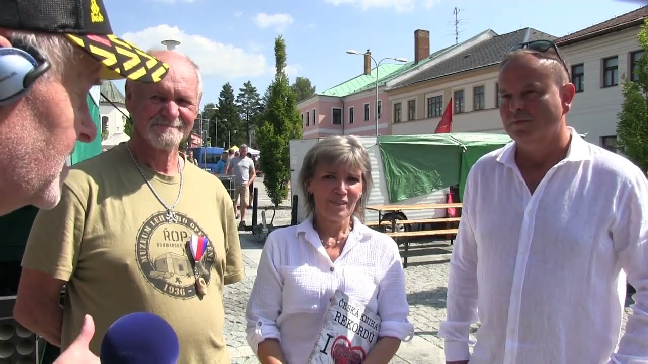 Volarské slavnosti dřeva 2023 - nedělní pochod v dřevácích za účasti vedení měst Volary i Prachatice