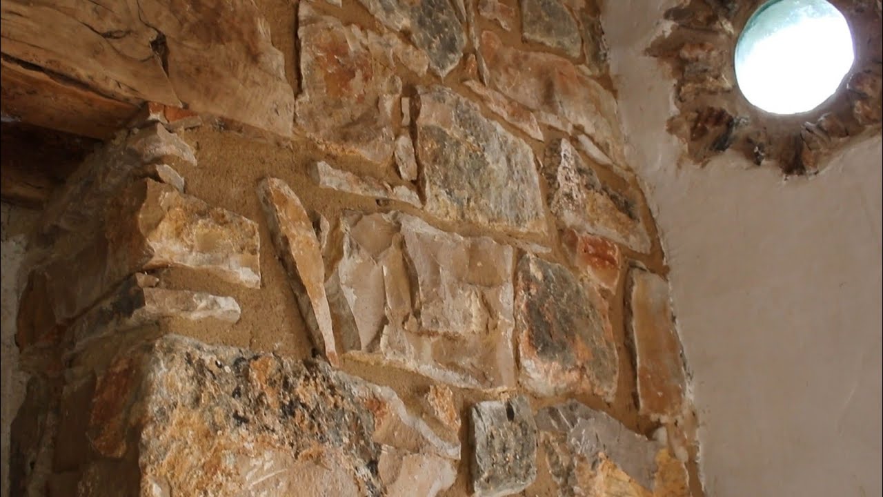 Rejuntar con mortero de cal un muro de piedra