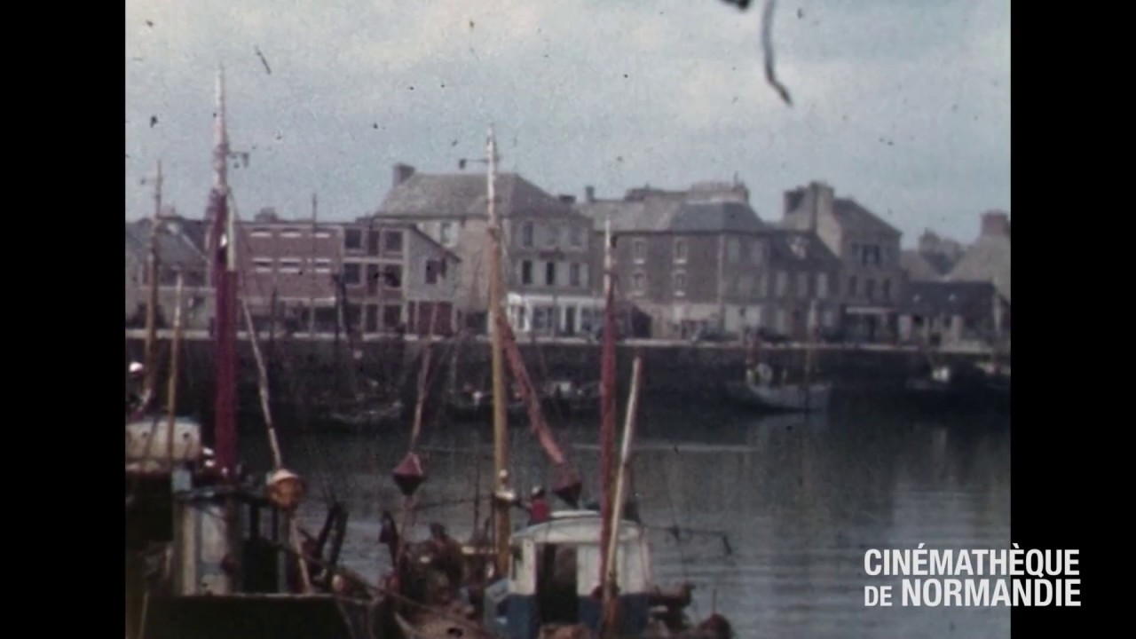 Saint-Vaast-la-Hougue : le port et des pêcheurs, en 1954