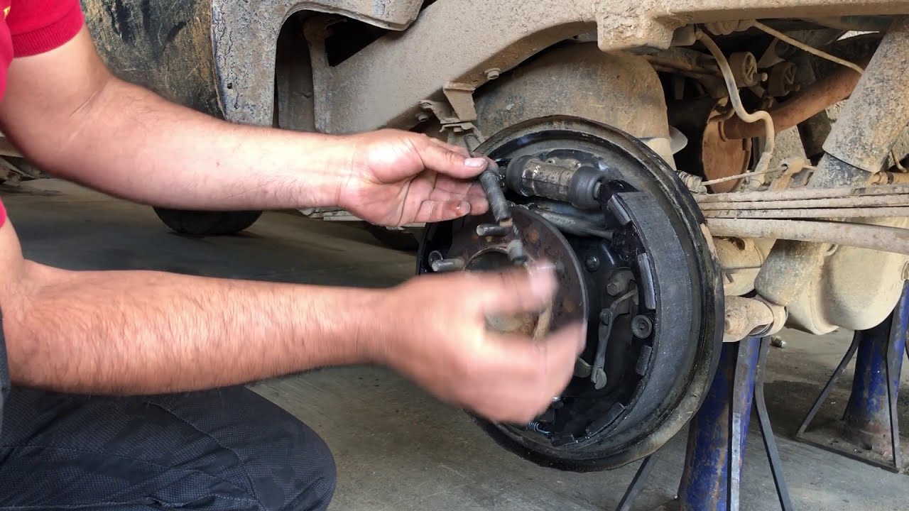 Como instalar balatas traseras de tambor, Toyota Tacoma