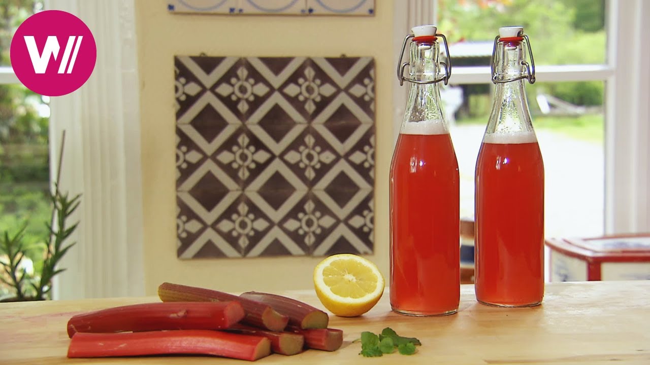 Rhabarbersirup selber machen (mit Rezept) - Sommerdrink für die ganze Familie
