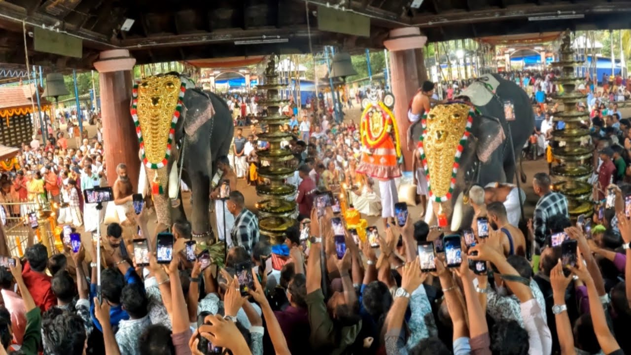തങ്ക തിടമ്പേറ്റി ചിറക്കൽ കാളിദാസൻ കുന്നത്തൂർ രാമു chirakkal kalidasan kunnathur ramu elephant diwali