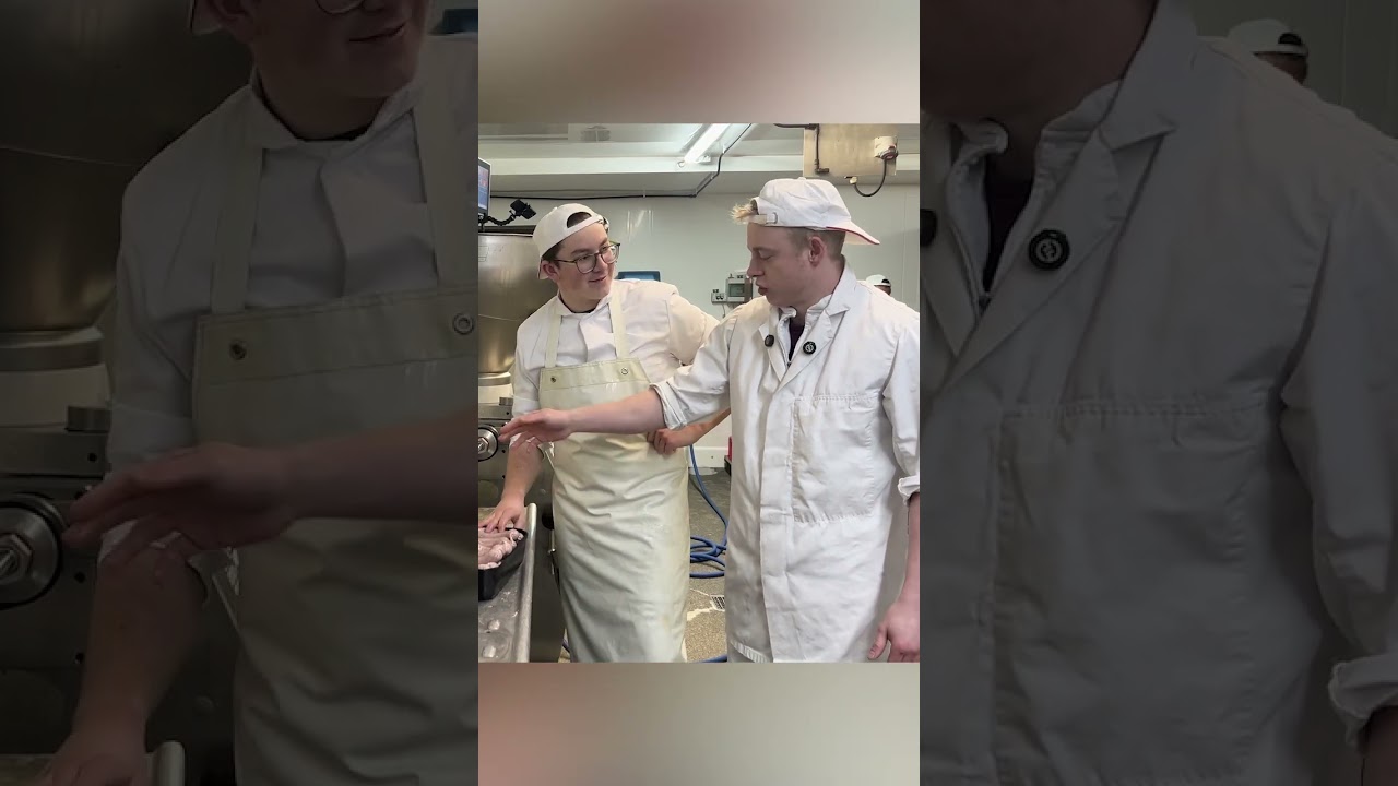 Mein Azubi lernt das Bratwurst f&uuml;llen 🌭😂 #Shorts