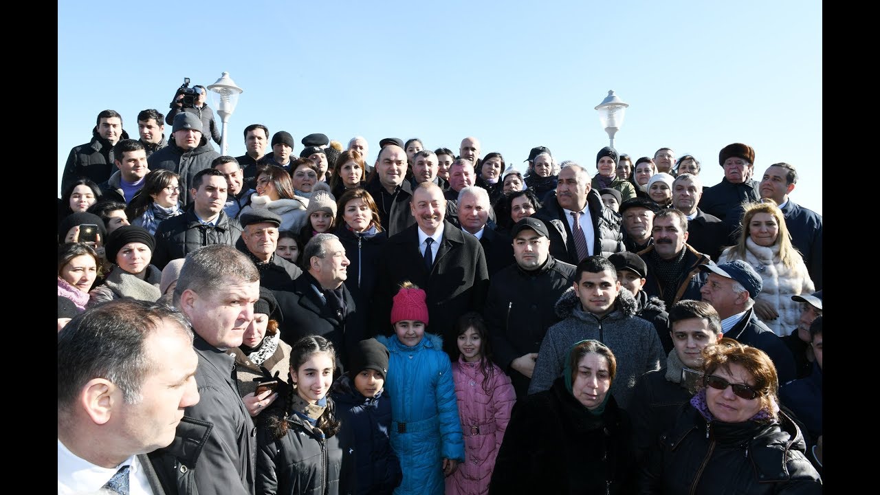 İlham Əliyev Sumqayıtın dənizkənarı bulvarında şəhərin sakinləri ilə görüşüb