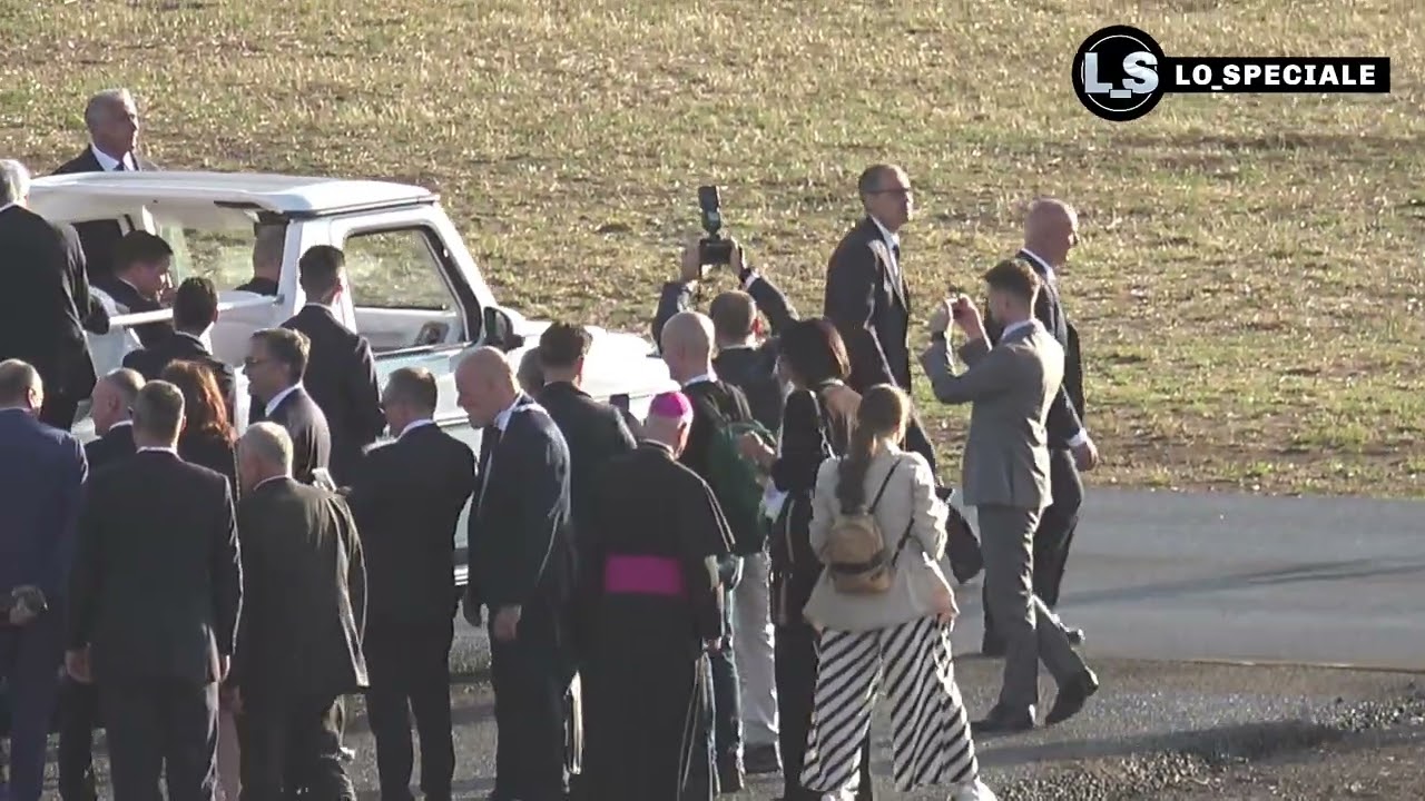 Giubileo dei Giovani, Papa Leone XIV arriva a Tor Vergata per la messa e fa giro tra i fedeli  