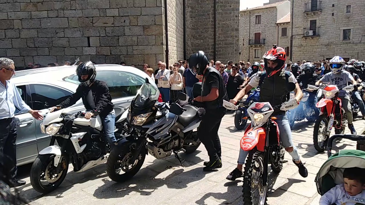 Angelo Corsaro, funerali e saluto delle moto.