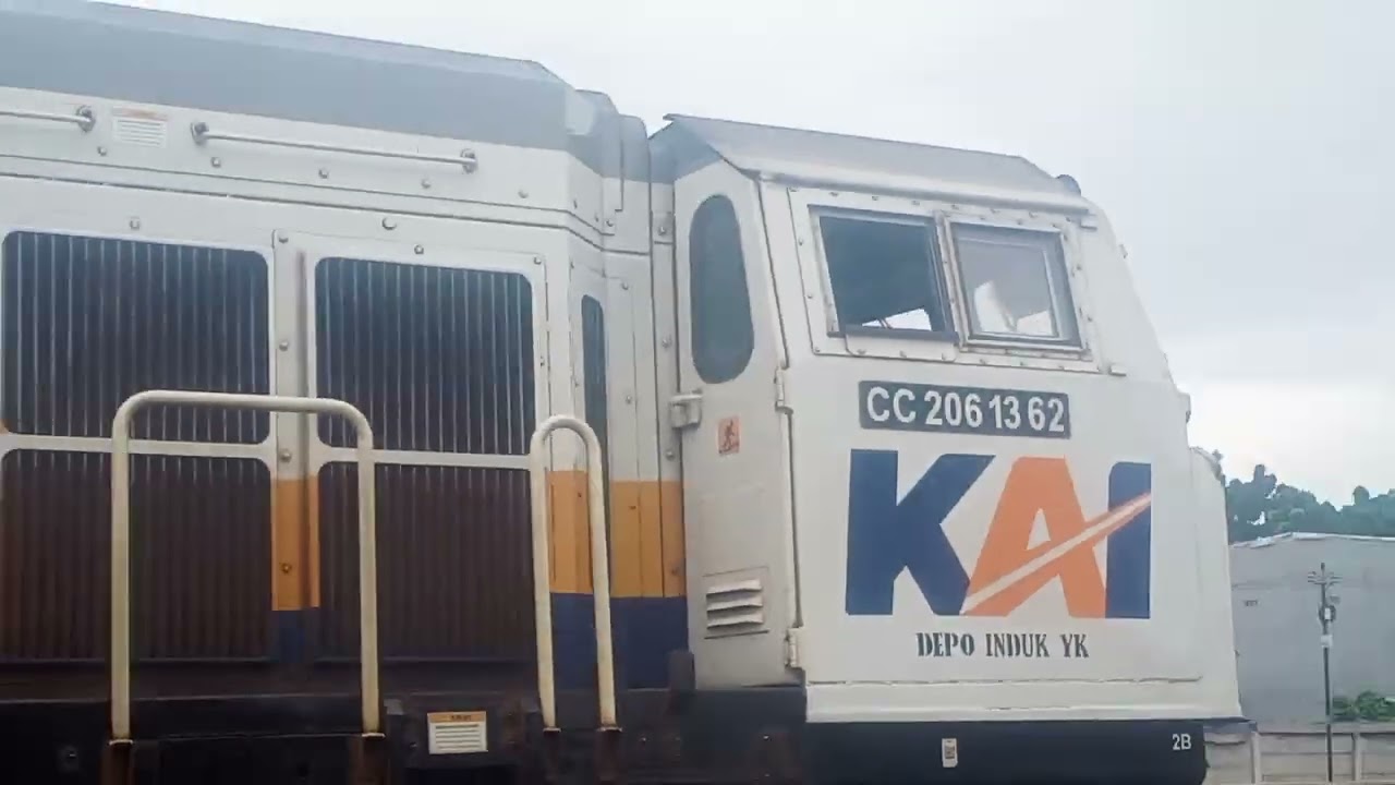 CC206 13 62 YK membawa KA kontener