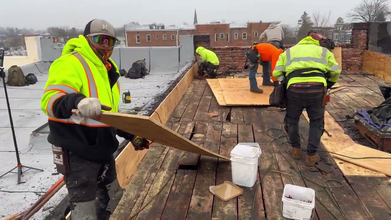 ACCIDENTE EN EL TECHO 😱 Arrancando un techo viejo… y pasó lo peor 😳⚠️ | Roofing en la vida real.