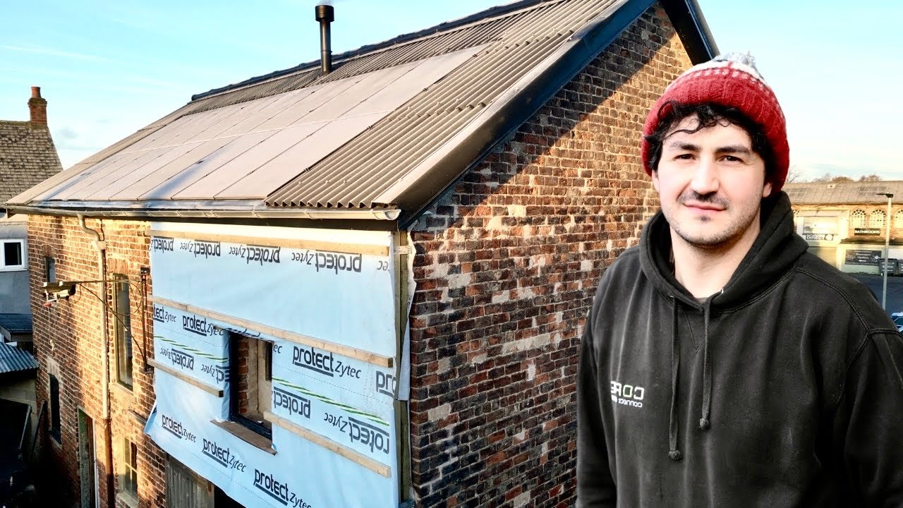 Каретный сарай утепляют и обшивают.