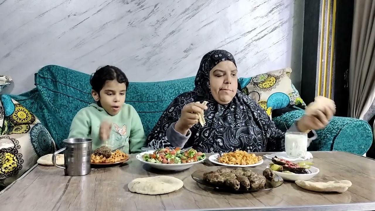 بالله عليكم انا قصرت في ايه حد يجي ياخدني من عند العيال دي بسرعه 😔🤣