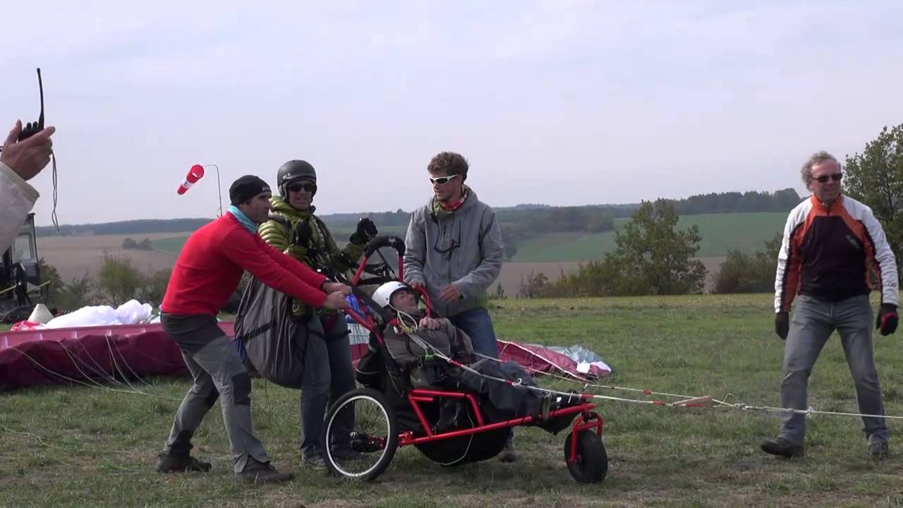 Vol en parapente treuillé pour handicapés