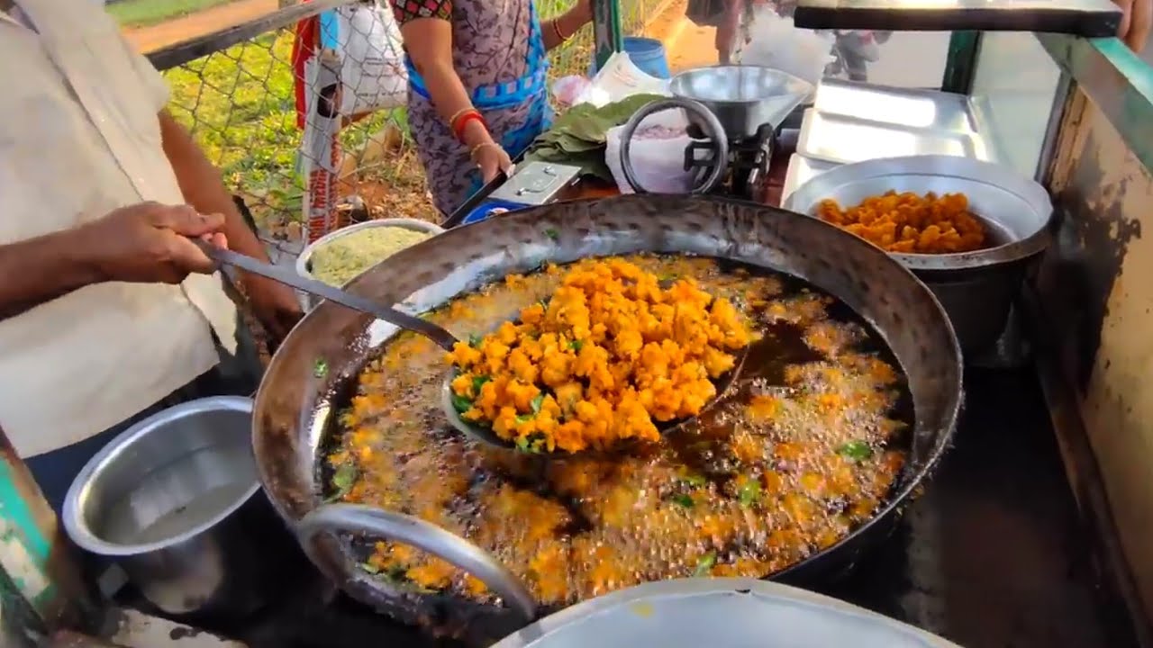 Best Evening Snacks MIRCHI BAJJI | ALU PAKODA | Indian Street Food #vijayawadafood #mirchipakoda 