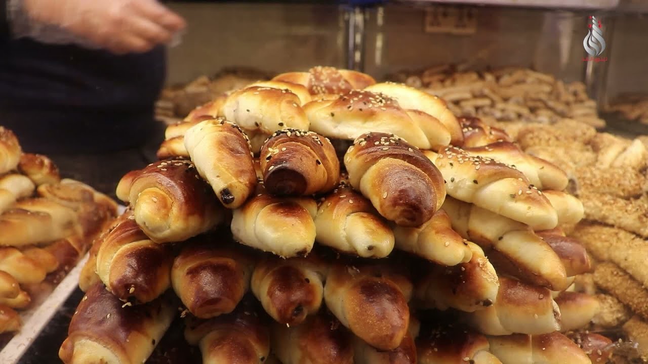 فرحة العيد ماتكمل الا من تكعد العائلة وتسوي الكليجة..انتو سويتوها لو تشتروها من بره ؟