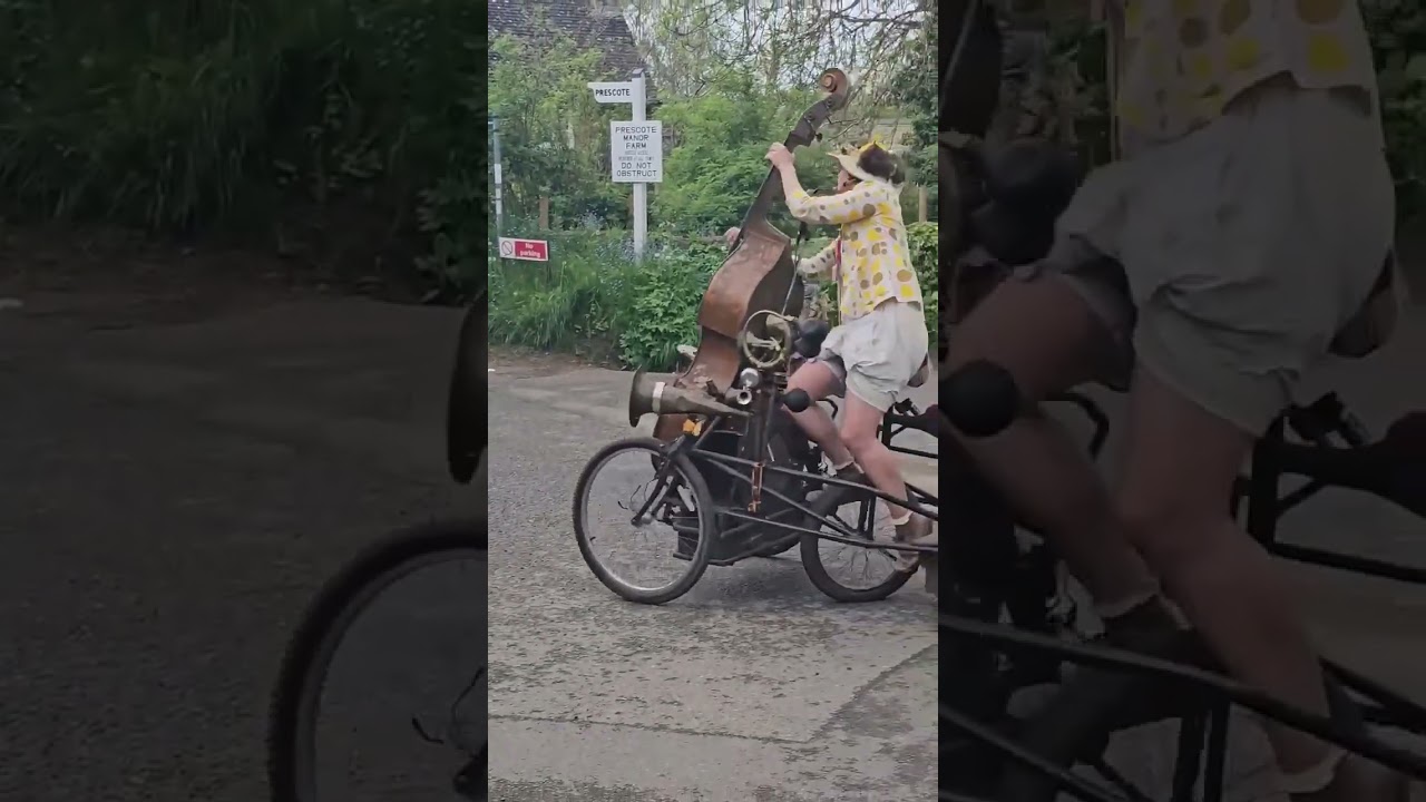 Crazy.. Rimskis got a chain off- out and about in Cropredy