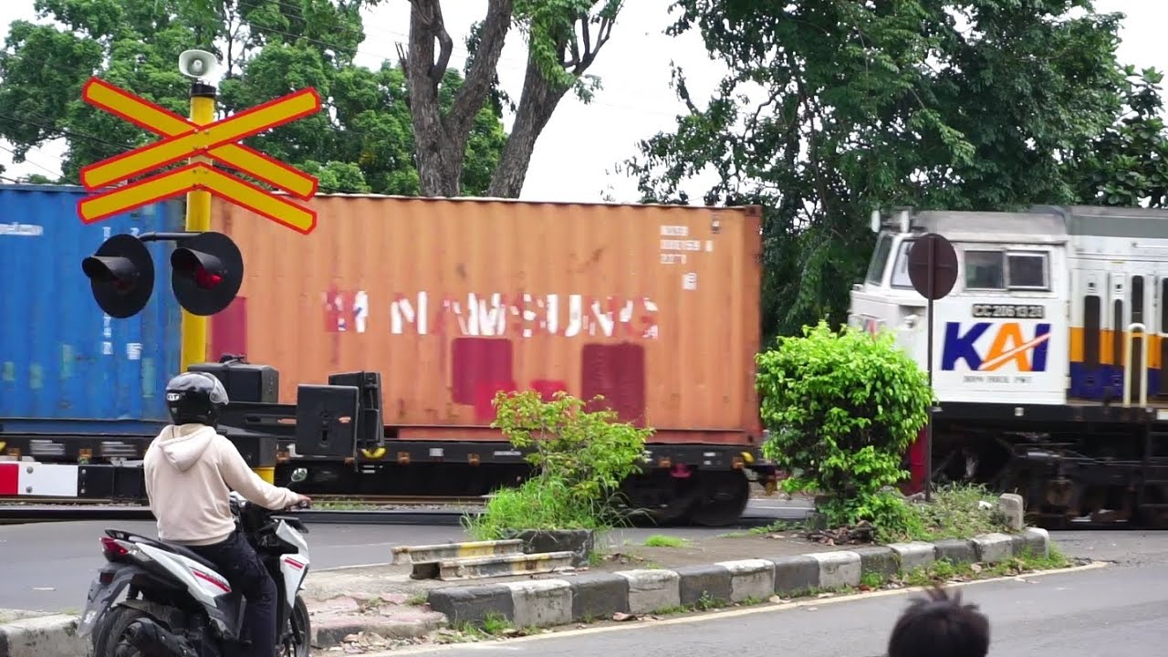 Railroad Crossing Indonesia || Perlintasan Kereta Api Indonesia || Papasan Kereta Api 