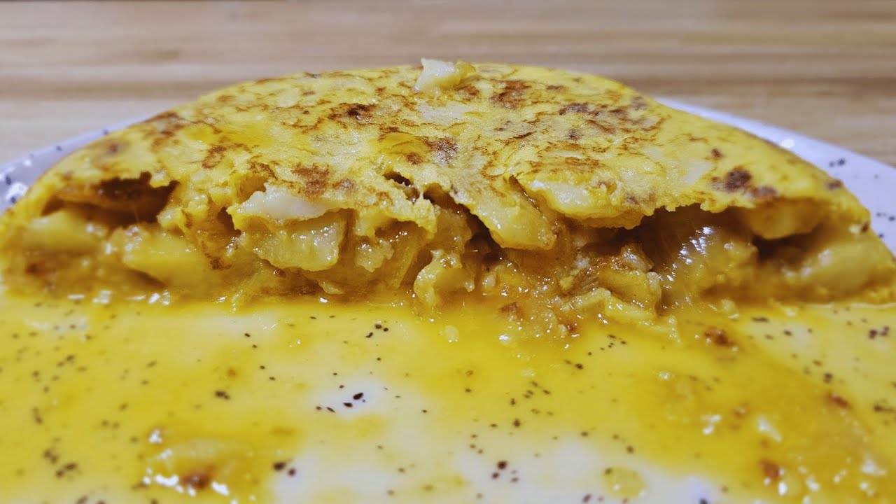 ASÍ SE COME LA TORTILLA DE PAPA.