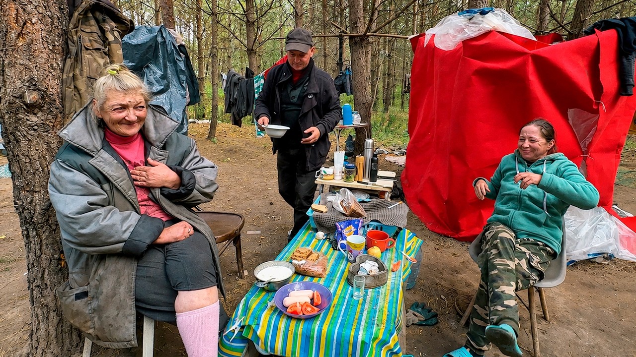 How Homeless People Survive in a Camp by the Dump &mdash; Winter Is Coming!