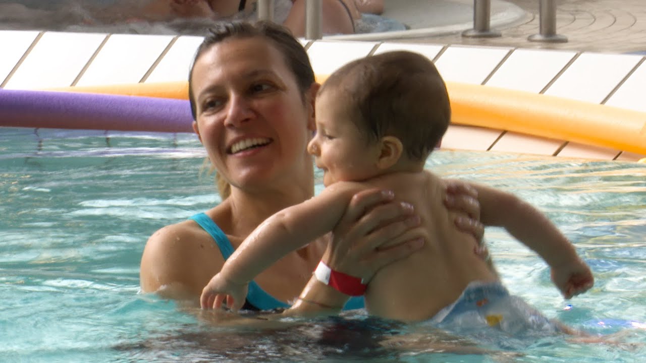 Bädergesellschaft übergibt 5.000 Babyschwimmen-Gutscheine für Erstgeborene in Düsseldorf