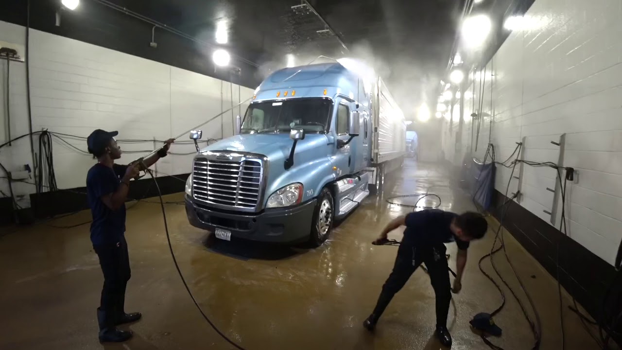 July 8, 2018/836 Giving Babyblue a bath 🛀 at the Bluebeacon truck wash