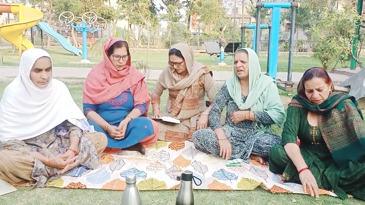 मार्मिक कहानी। कलयुगी बेटा ने किया मां के साथ धोखा छोड़ा एयरपोर्ट पर।
