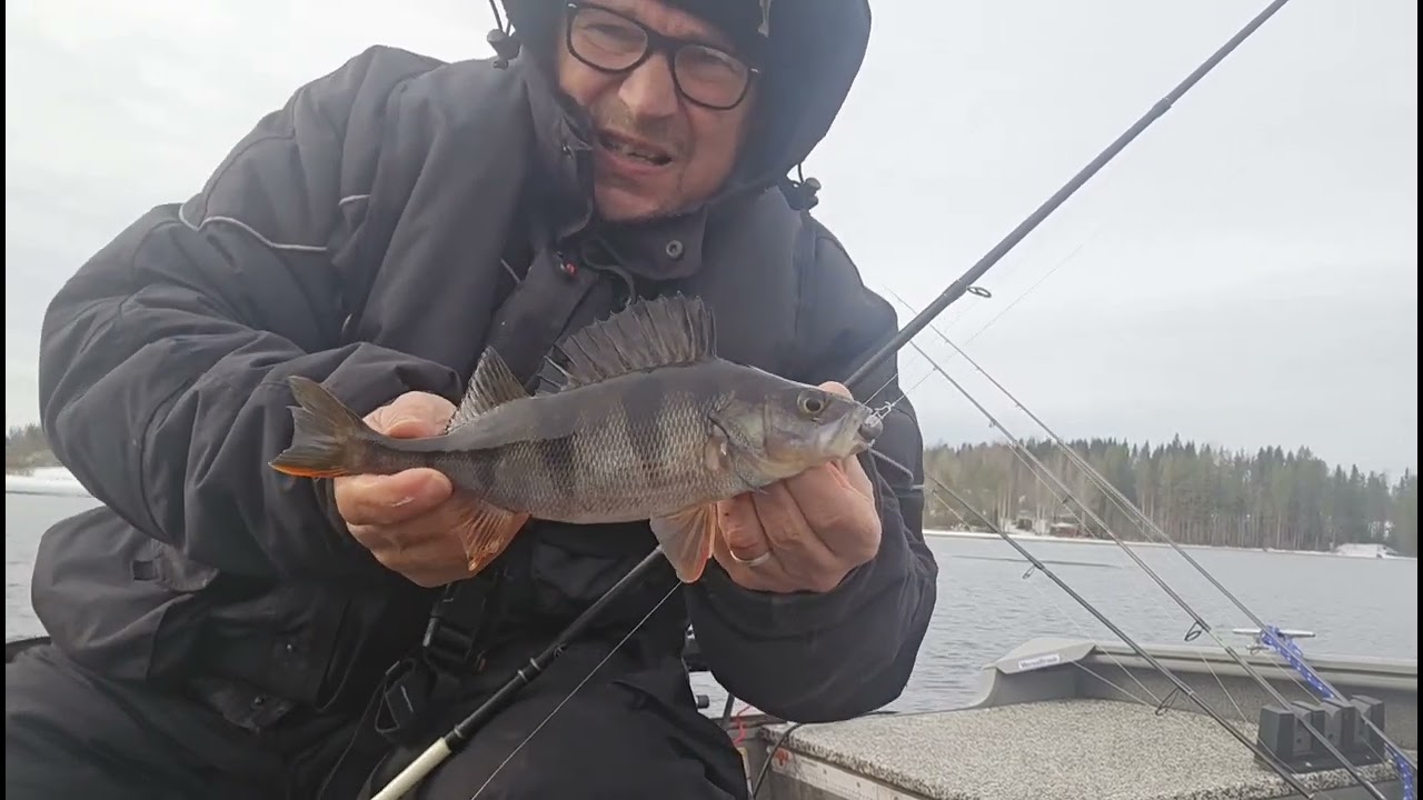 Avovesikauden avaus moottoriveneellä.