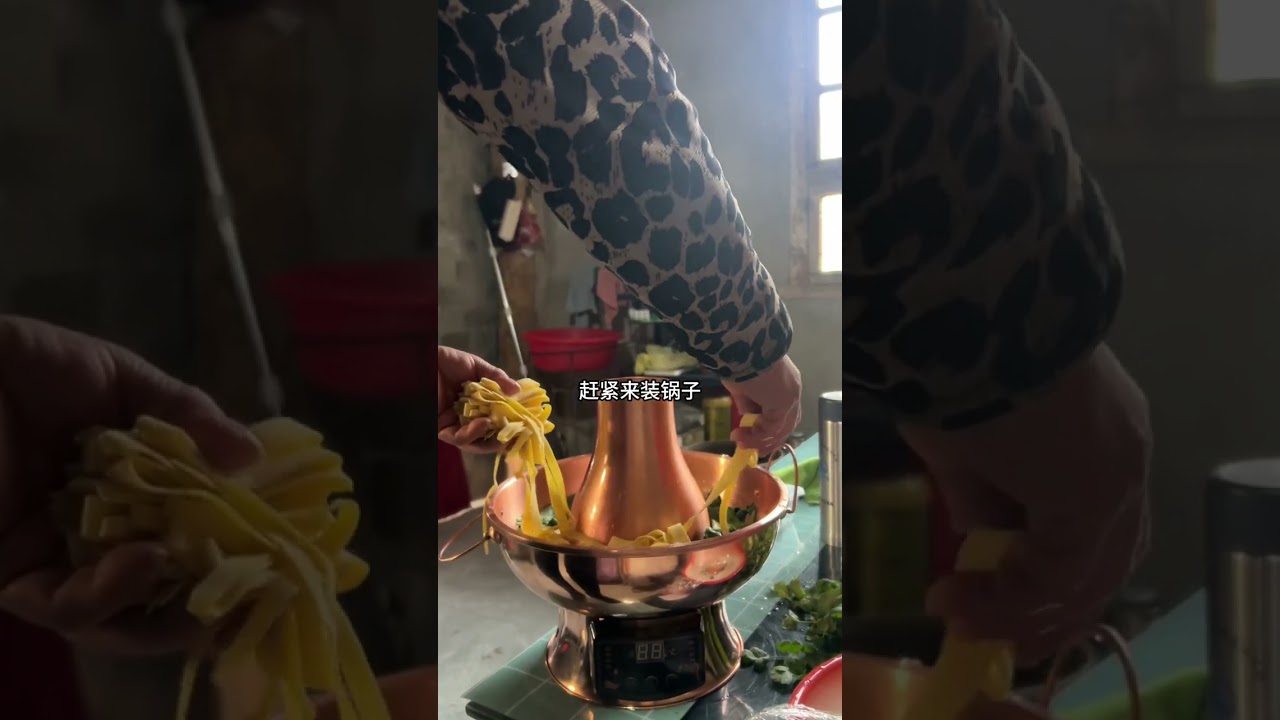 西北人的暖锅，在寒冷的冬日里，围坐在暖锅旁，与家人分享美食和欢乐的时光#暖锅 #冬季暖胃美食  #西北美食 #谁能拒绝一锅热乎乎的美食