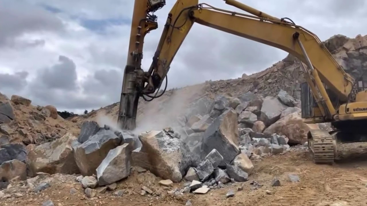 Escavadeira quebrando pedra