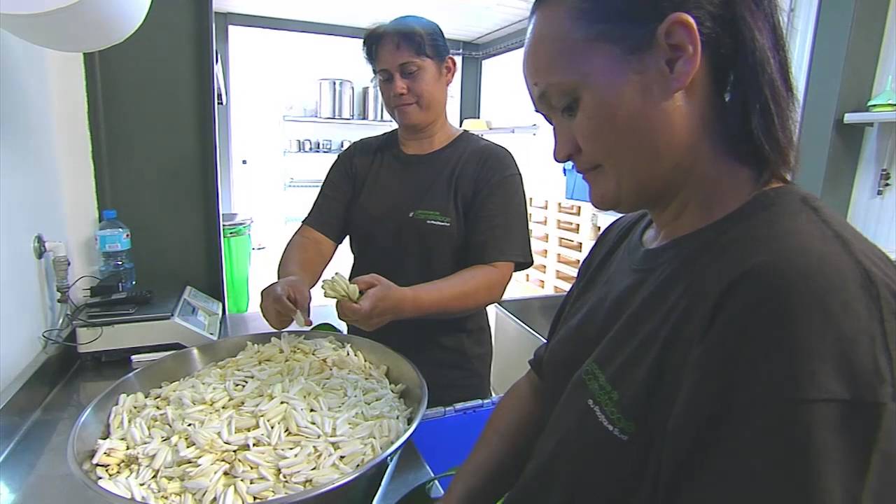 La fabrication du Monoï, un savoir-faire ancestral