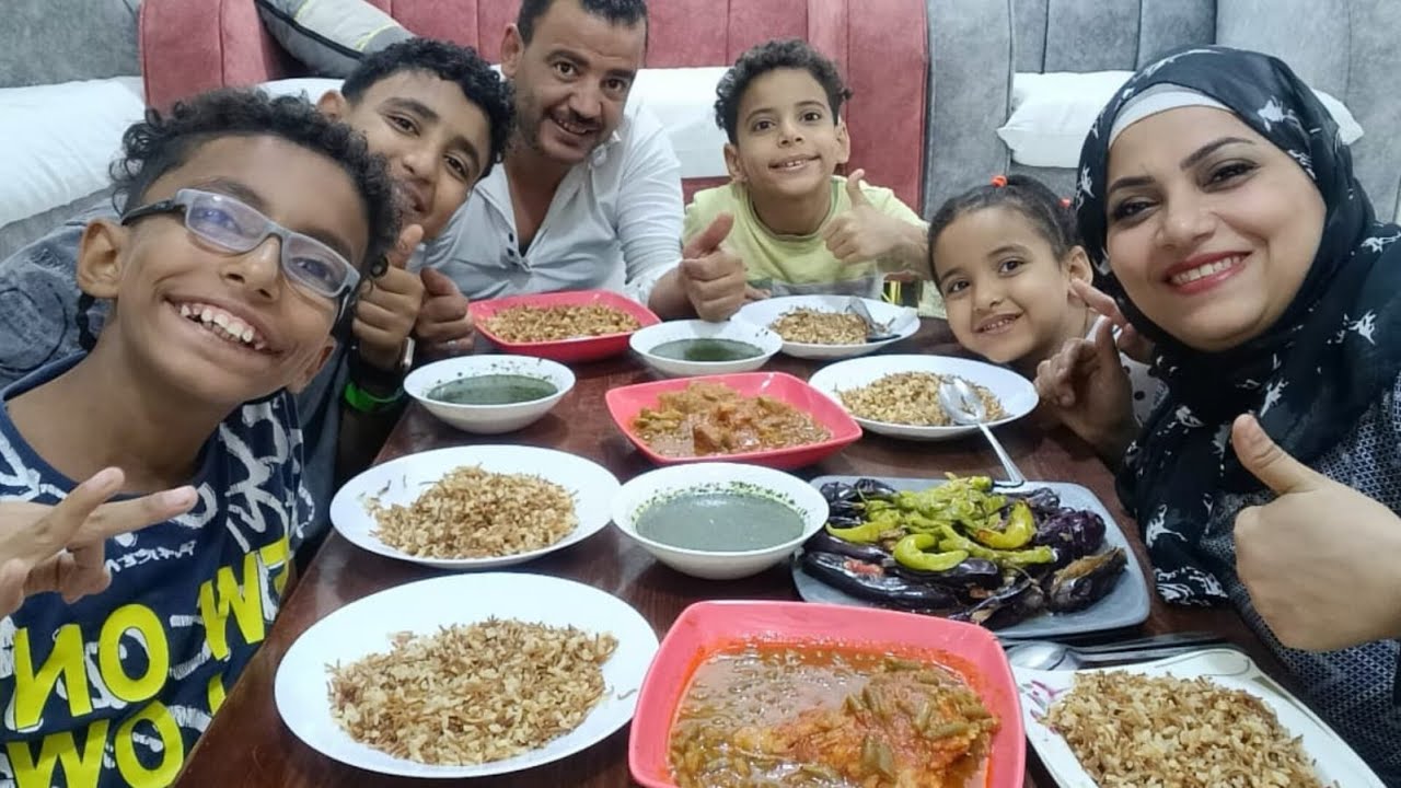 تحدي اكل /مع لمه العيله على الطبيخ المصري سفره الطبيخ واللحمه والله ما كنت هنزله🫣