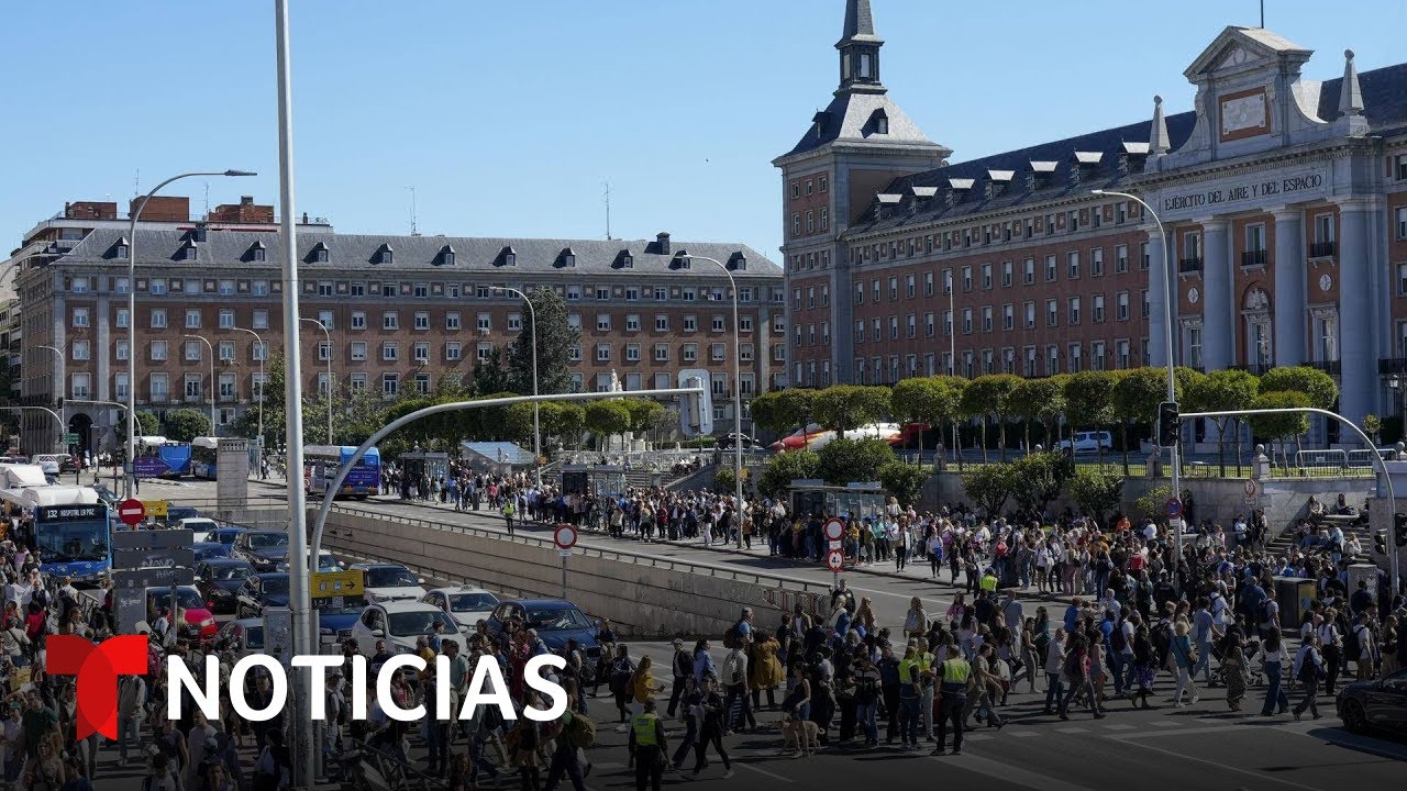 Los españoles se recuperan del peor apagón en su historia | Noticias Telemundo