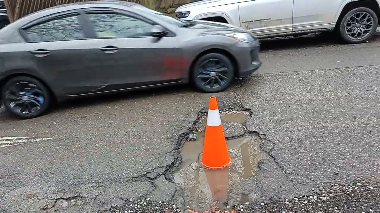 Огромная воронка в городе Торонто, наблюдаю, как машины проезжают по ней #Канада