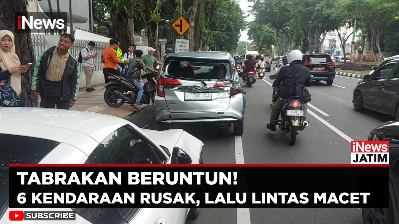 Tabrakan Beruntun di Surabaya, Mobil Mewah Terbalik!