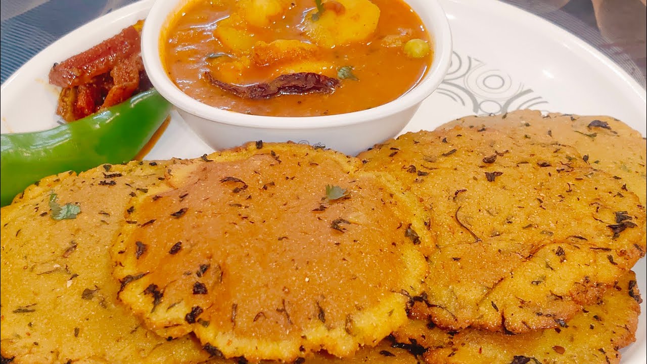 खस्ता करारी मक्का और मैथी की पूरी इस तरह से बनाए की सभी शौक से खाएं 🥰😋