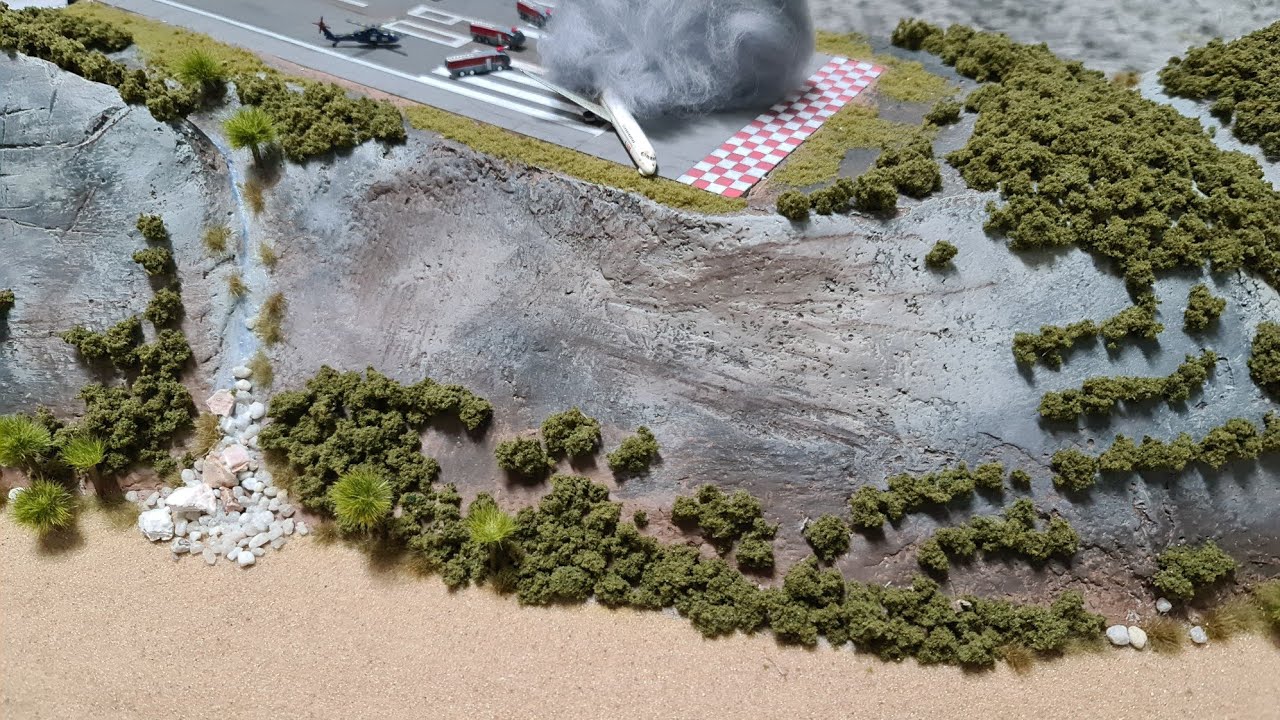 Build a realistic runway diorama, with sea and plane crash in 1/500 4K by @airportsforscale