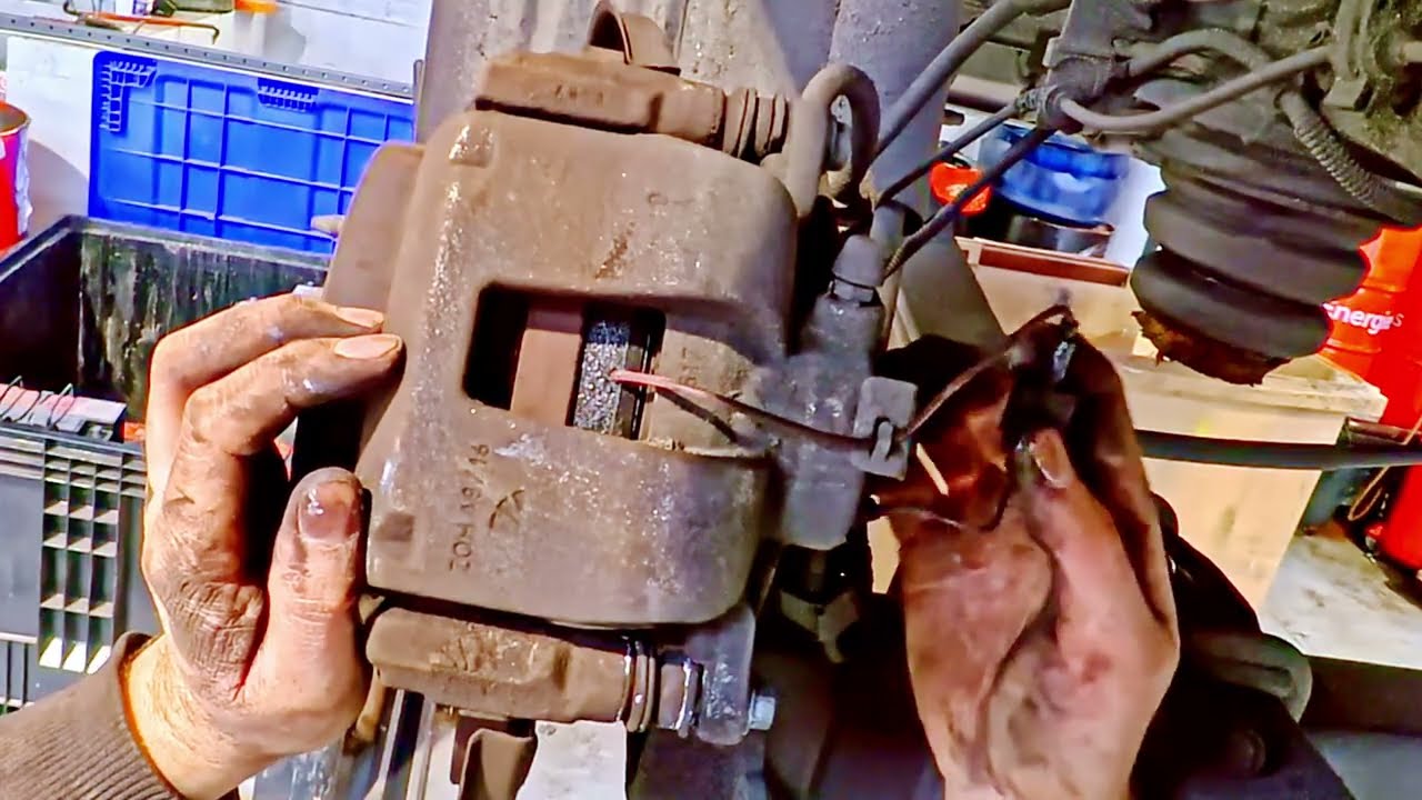 Comment changer Les plaquettes de frein arrière d'une Voiture  FIAT