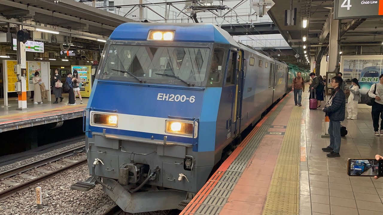 【コンテナ満載！】JR貨物EH200形6号機＋タキ12B（両）＋コキ4B（両）がブロワー起動して立川駅4番線を発車するシーン（82レ・高A220・コンテナ輸送）2025.3.26