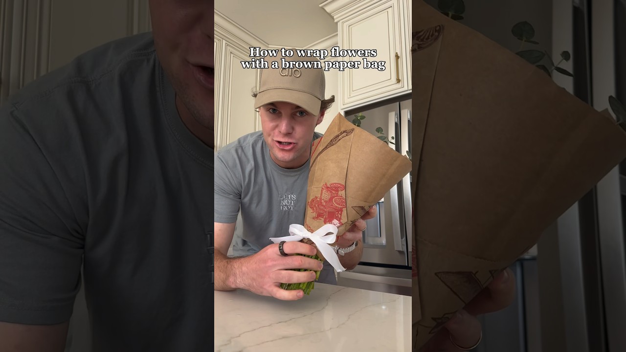 Как упаковать цветы в коричневый бумажный пакет #шорты