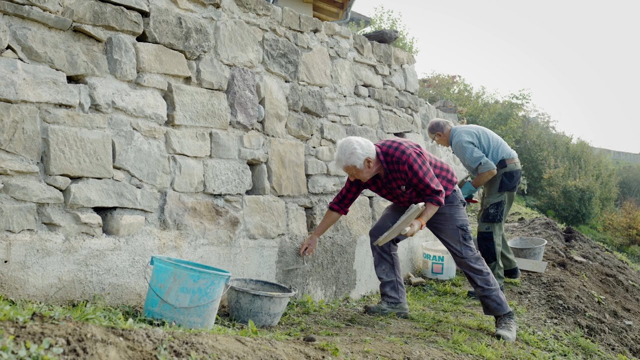 11. Crépissage et jointoyage du mur | Murs de vigne à Lavaux