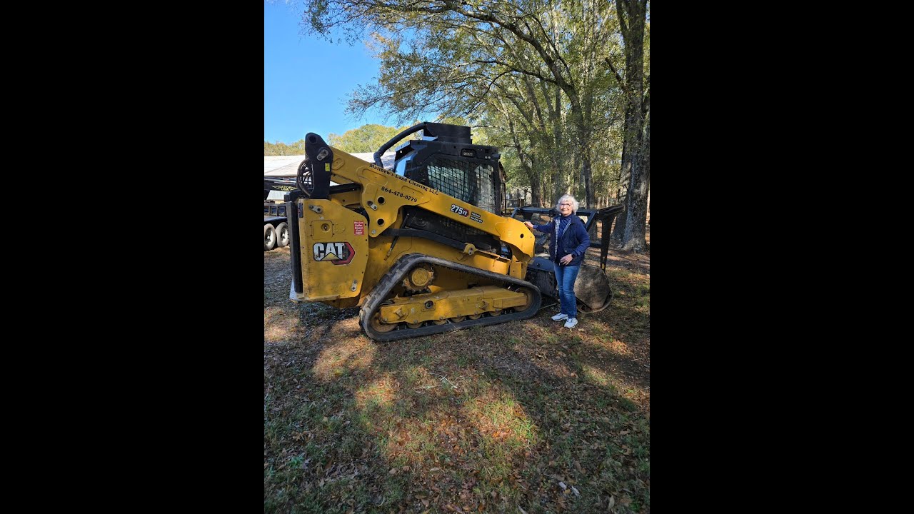 Мама управляет Caterpillar 275XE
