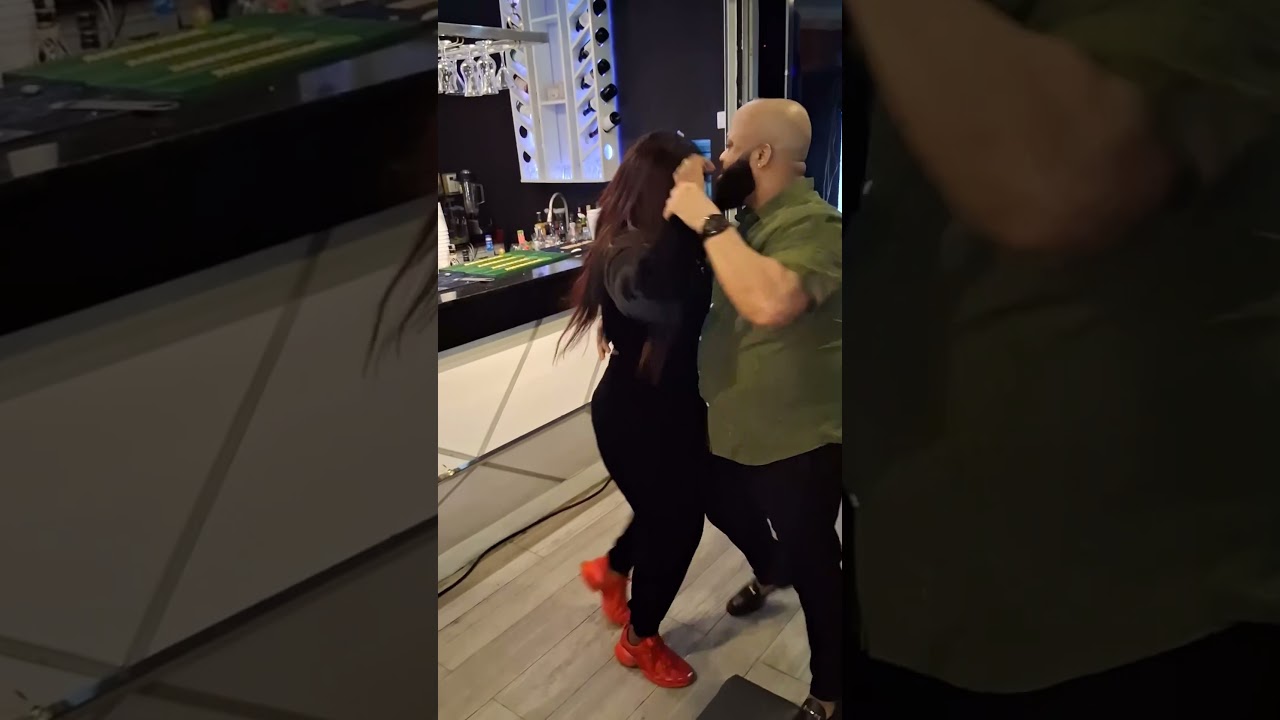 BAILANDO SALSA RUMBERA ESTILO CALLEJERO . C&eacute;sar el baila lindo y caridad ! #viralvideo #salsaviral