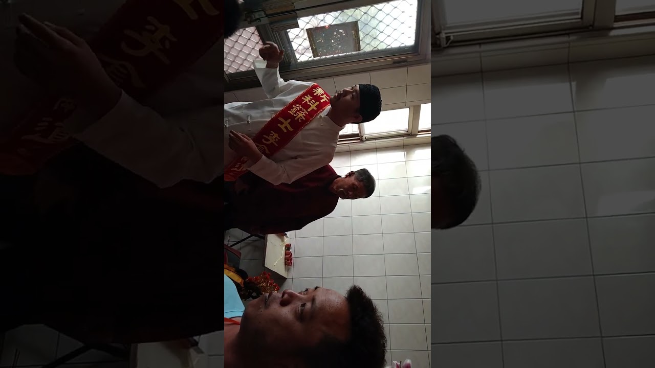 2023年12月2日新科籙士李金融道長出關影片，由通引官張宗裕法師通引前往閉關處迎請，身旁為其父李敕豫道長，準備前往登刀梯之處。