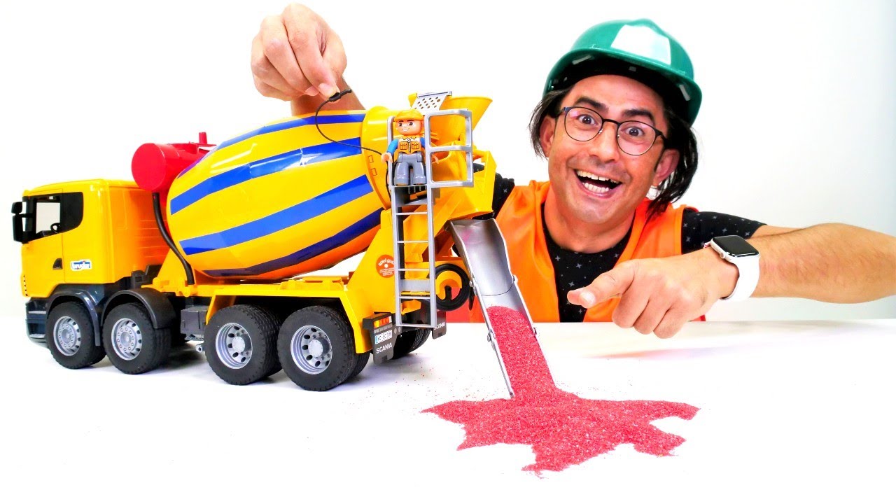 Oyuncak arabalar. Oyuncak beton mikseri tanıtıyoruz! &Ccedil;ocuklar i&ccedil;in inşaat oyunu. Eğitici video