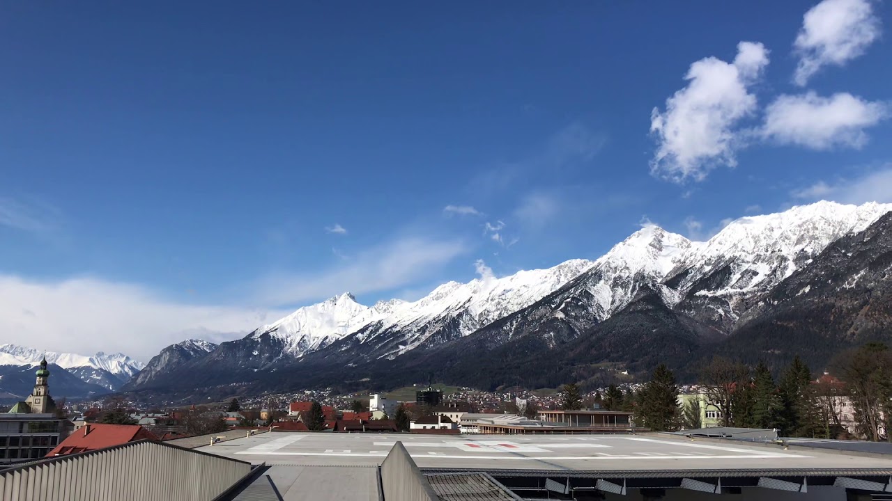 NAH „Christophorus 1“ beim Landeanflug auf das LKH Hall in Tirol