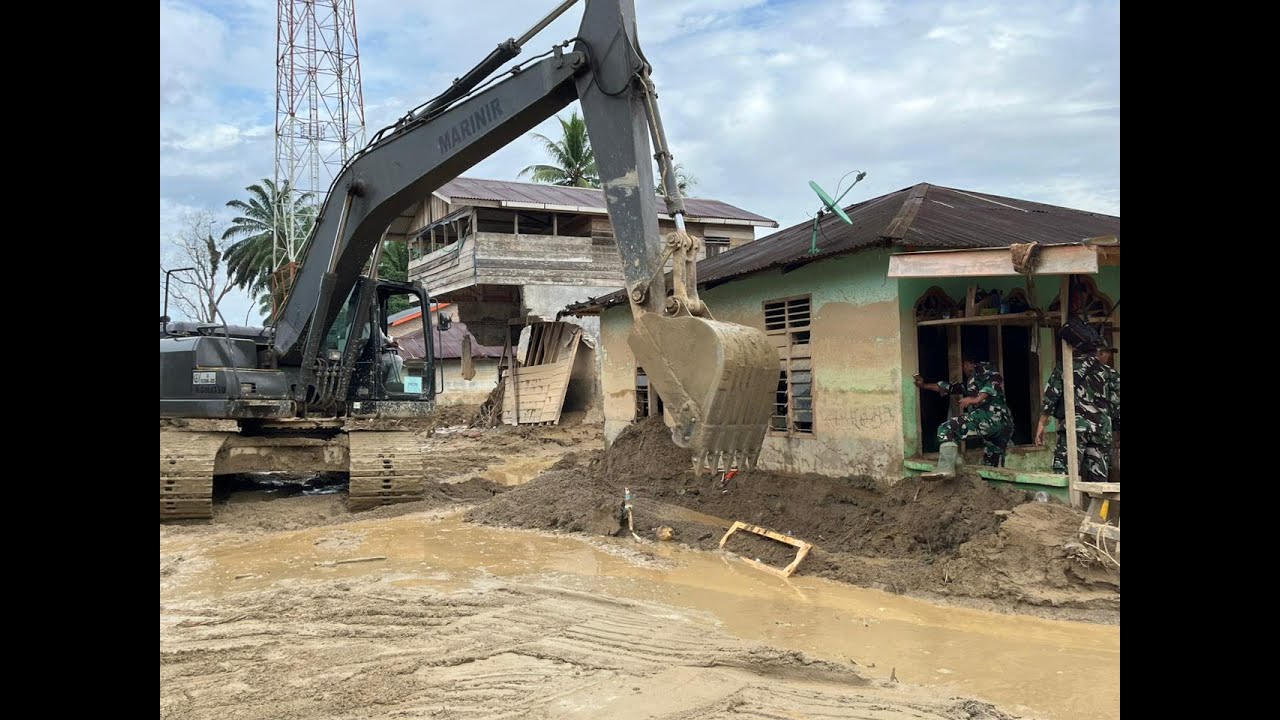 Korps Marinir TNI AL bantu pemulihan Pasca Banjir bandang 