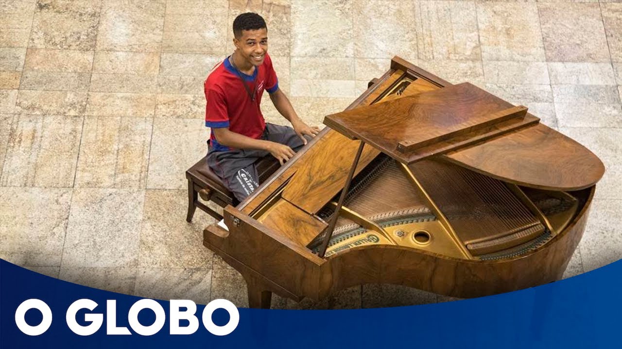 Entregador de farmácia assume piano em centro cultural do Rio de Janeiro