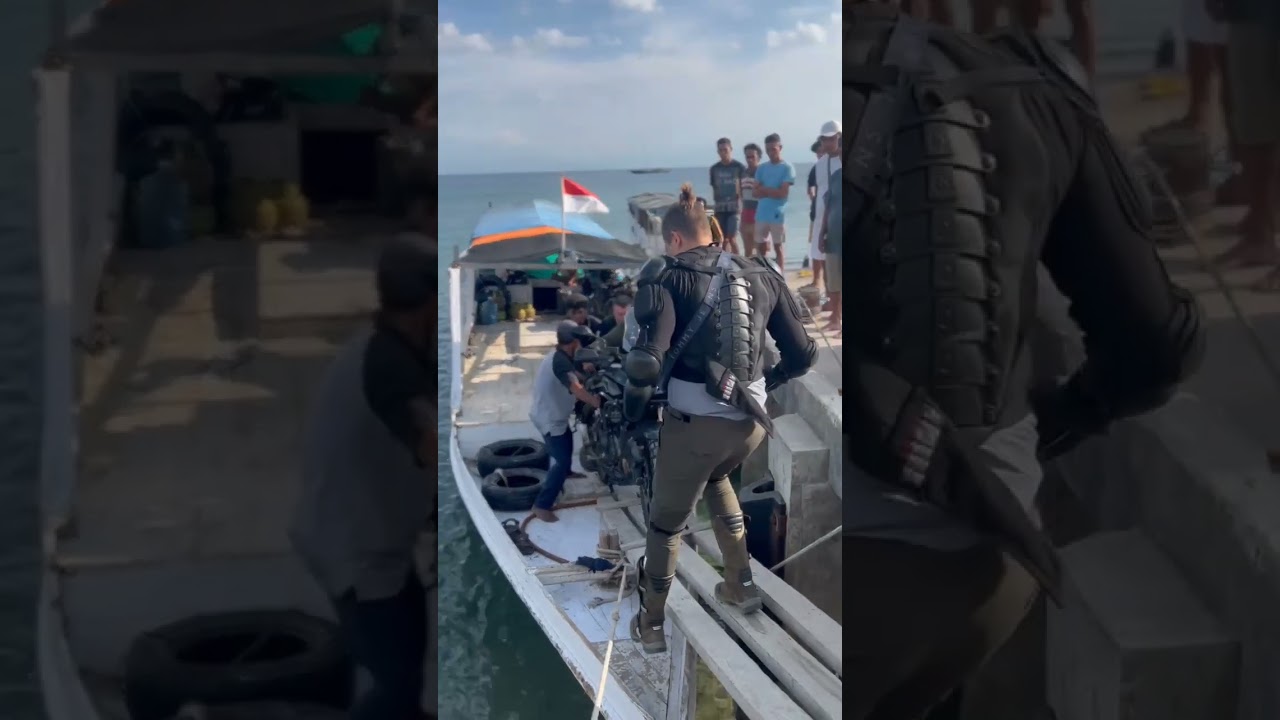 unloading the CB500X on Mojo Island Sumbawa#adventure #roadtrip #travelindonesia