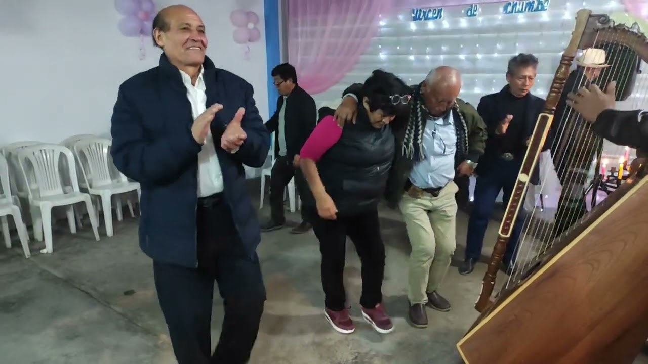 Baile con arpa y violín en la víspera de mamácha Chumbe en Lima.
