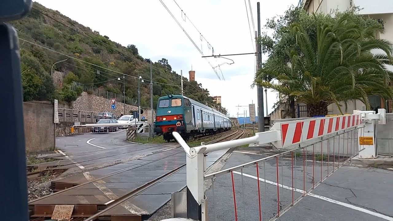 Transiti, arrivi, e partenze al passaggio a livello di Ceriale