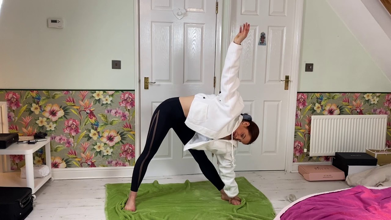 HILARIOUS!!  Trying YOGA for the first time wearing my SLOLI gym wear EMILY MONKS